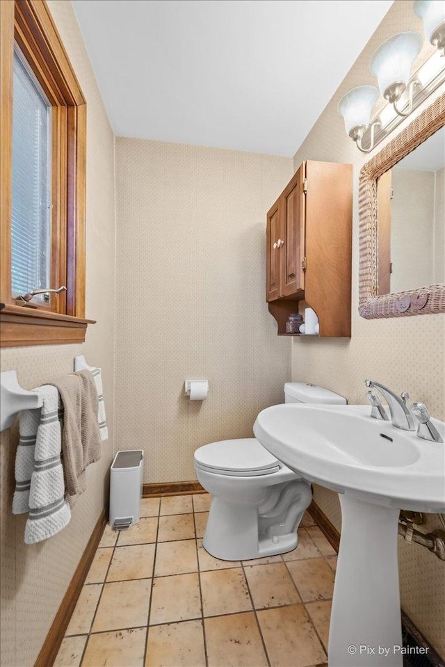 335 Arlington Rd, Itasca, IL 60143 - bathroom featuring toilet and wallpapered walls