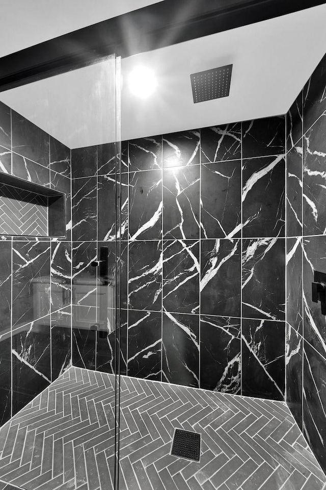 5414 W Haddon Ave, Chicago, IL 60651 - bathroom with a tile shower