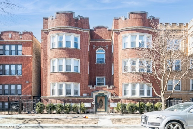 7018 S Paxton Ave Unit 3N, Chicago, IL 60649 - view of property featuring a fenced front yard