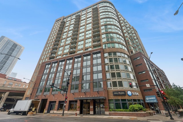 600 N Kingsbury St Unit 207, Chicago, IL 60654 - photo 1