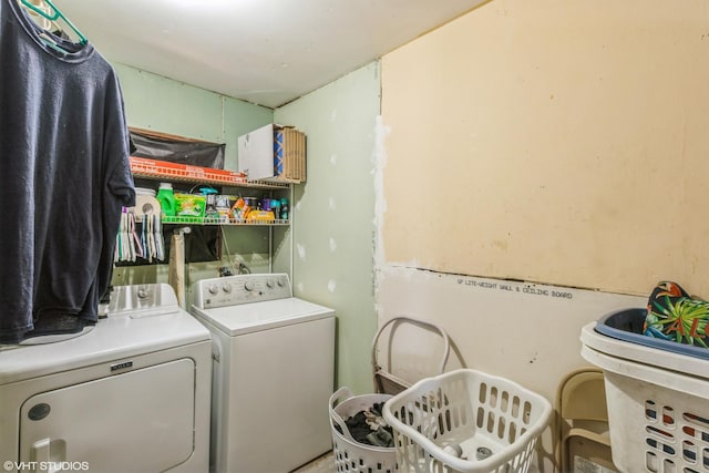 4 E Streamwood Blvd, Streamwood, IL 60107 - laundry room featuring washer and dryer