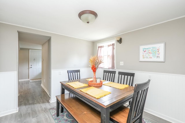 514 E Beaudoin St, Bourbonnais, IL 60914 - dining space featuring light wood-style flooring, wainscoting, and crown molding