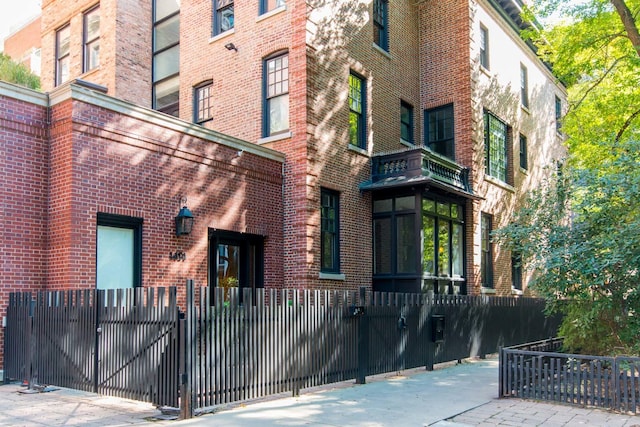 1401 N Astor St, Chicago, IL 60610 - view of building exterior with a fenced front yard