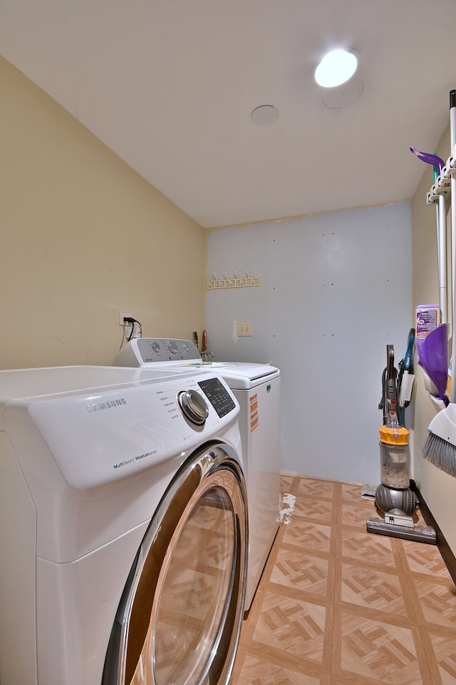 758 N Kenilworth Ave, Elmhurst, IL 60126 - laundry area featuring washing machine and dryer