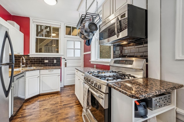 216 N Oak Park Ave Unit 2Aa, Oak Park, IL 60302 - kitchen with stainless steel appliances, white cabinets, dark wood-type flooring, and decorative backsplash