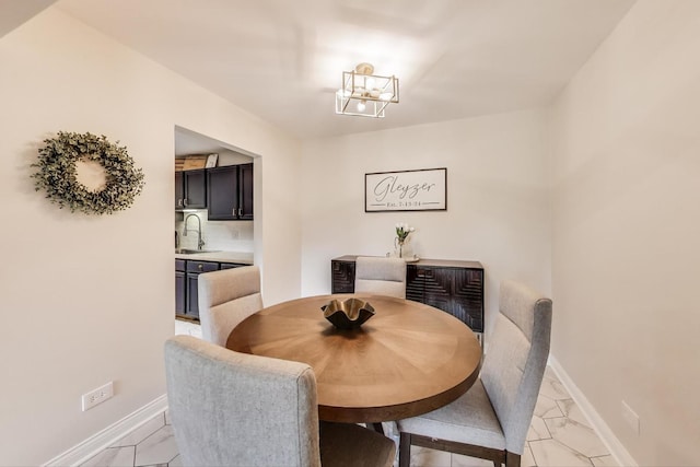 920 N Lakeside Dr Unit 1D, Vernon Hills, IL 60061 - dining area featuring baseboards and a chandelier