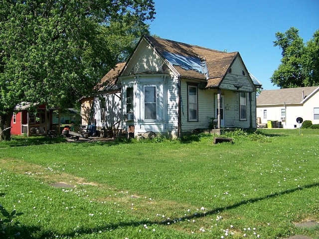 401 W Walnut St, Fairbury, IL 61739 - view of front facade with a front lawn