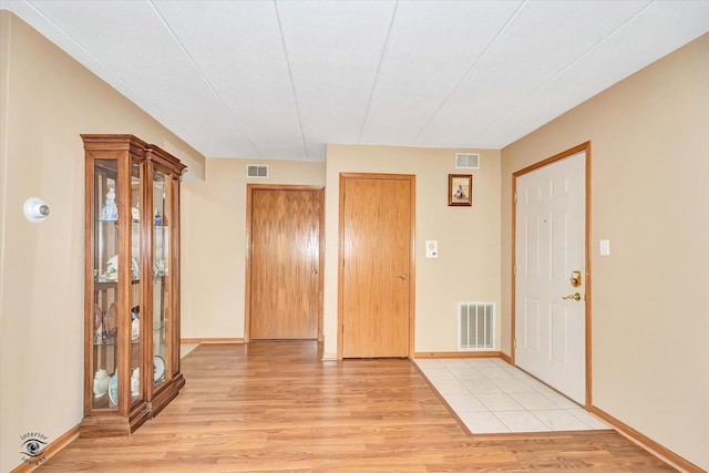 4950 134th Ct Unit 510, Crestwood, IL 60418 - entrance foyer with light wood finished floors and baseboards