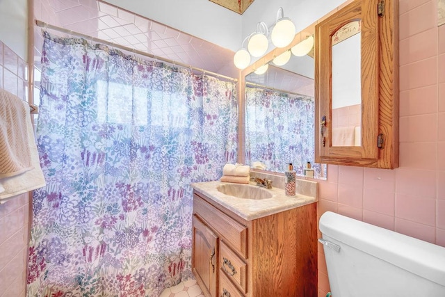 12236 S Hamlin Ave, Alsip, IL 60803 - full bathroom featuring vanity, tile walls, and curtained shower