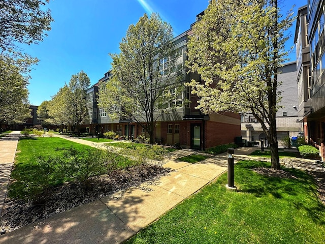 2321 S Wabash Ave Unit 12, Chicago, IL 60616 - view of property's community featuring a lawn