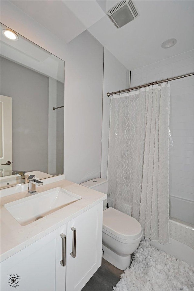 609 E 48th St, Chicago, IL 60615 - full bath featuring shower / tub combo, vanity, and recessed lighting