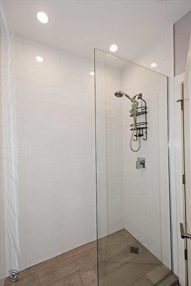 609 E 48th St, Chicago, IL 60615 - bathroom featuring tiled shower and recessed lighting