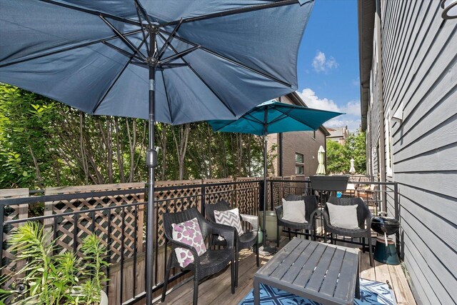 609 E 48th St, Chicago, IL 60615 - deck with outdoor dining space