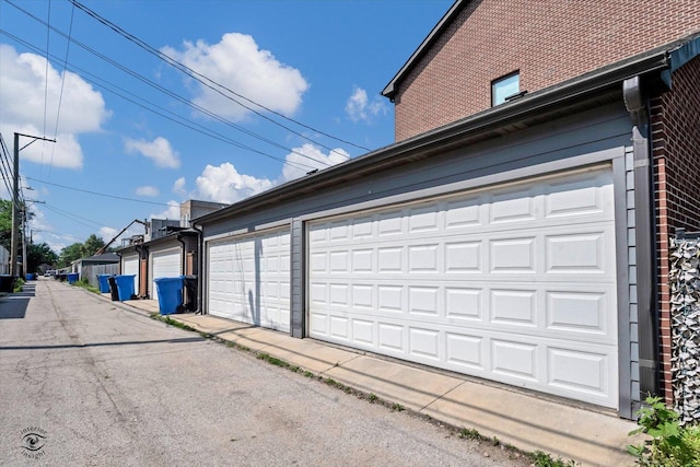 609 E 48th St, Chicago, IL 60615 - garage with driveway