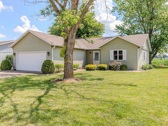 412 Holly Dr, Lincoln, IL 62656 - photo 2
