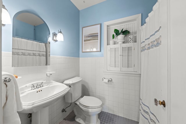 260 N Charlotte St, Lombard, IL 60148 - bathroom featuring tile walls, a wainscoted wall, tile patterned flooring, and curtained shower