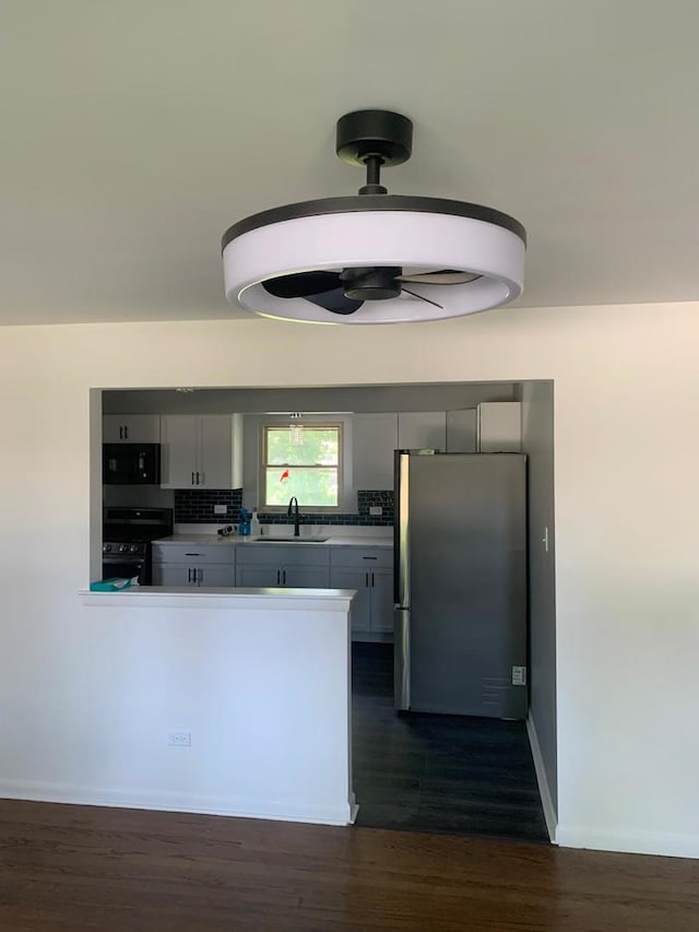 6425 W 83rd Pl, Burbank, IL 60459 - kitchen with black appliances, dark wood-style floors, ceiling fan, and decorative backsplash