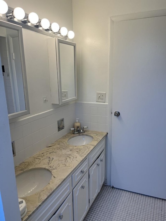 415 Wesley Ave Unit 21, Oak Park, IL 60302 - full bath with double vanity and tile patterned flooring