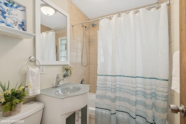 609 N Eastman Dr, Mount Prospect, IL 60056 - bathroom with vanity and shower / bath combo