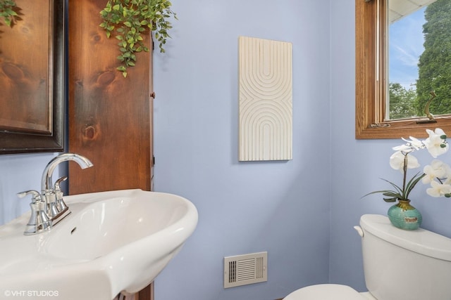 609 N Eastman Dr, Mount Prospect, IL 60056 - bathroom with a sink and toilet