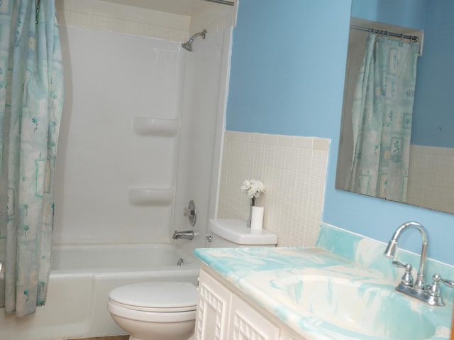 9275 W Noel Ave Unit 3C, Des Plaines, IL 60016 - full bath featuring shower / bath combination with curtain, vanity, tile walls, and wainscoting