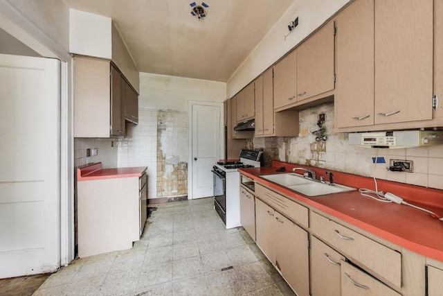 1532 E 59th St Unit J3, Chicago, IL 60637 - kitchen featuring gas range, backsplash, light floors, and under cabinet range hood