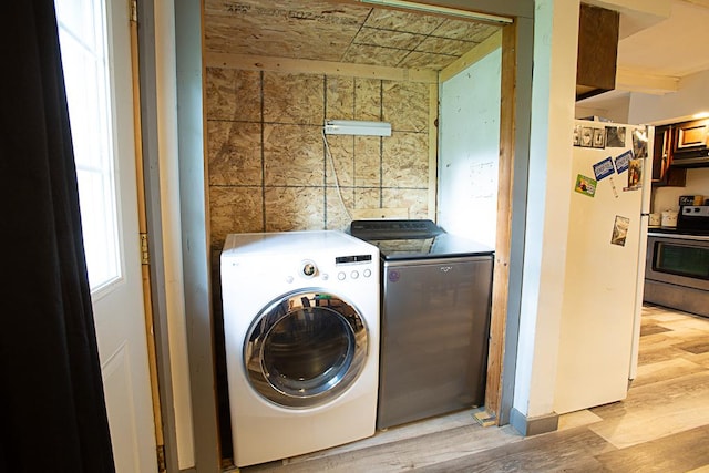 401 N 2nd Ave, Chenoa, IL 61726 - laundry room with washing machine and dryer and light wood-type flooring