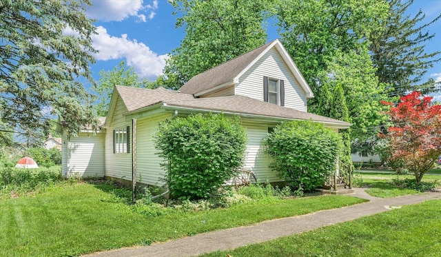 519 S 4th St, Fairbury, IL 61739 - view of side of home with a yard and roof with shingles