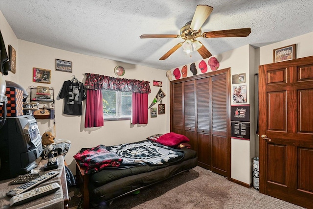 519 S 4th St, Fairbury, IL 61739 - bedroom with carpet, a closet, a ceiling fan, and a textured ceiling