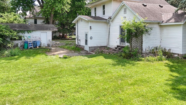 519 S 4th St, Fairbury, IL 61739 - back of property with a shingled roof and a lawn