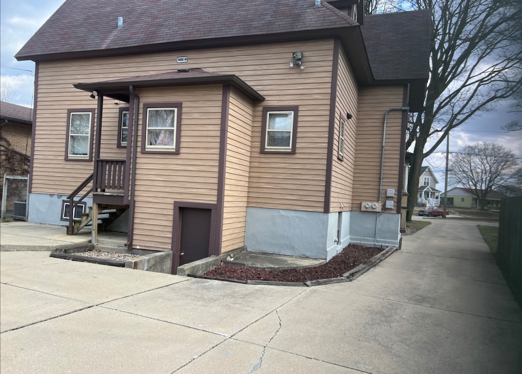 624 S St, Elgin, IL 60123 - back of property with a shingled roof