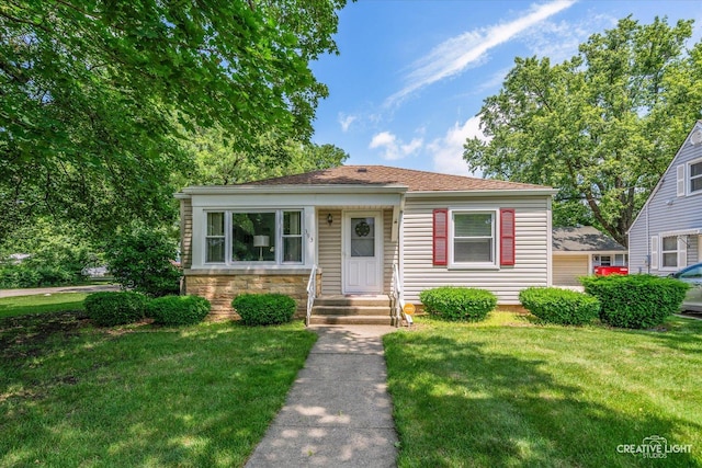 393 Lakelawn Blvd, Aurora, IL 60506 - bungalow featuring a front yard