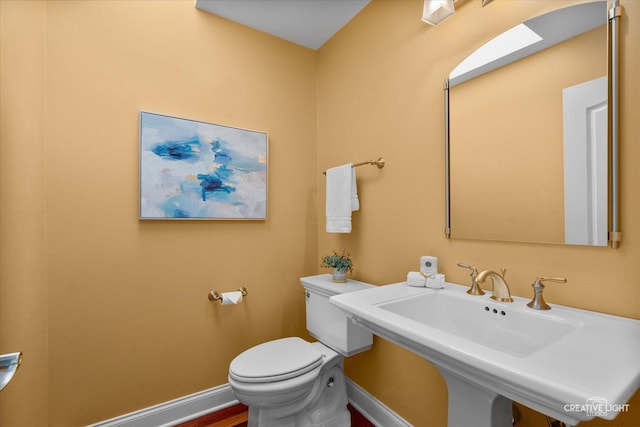 1112 Saratoga Ct, Naperville, IL 60564 - half bath featuring baseboards and toilet