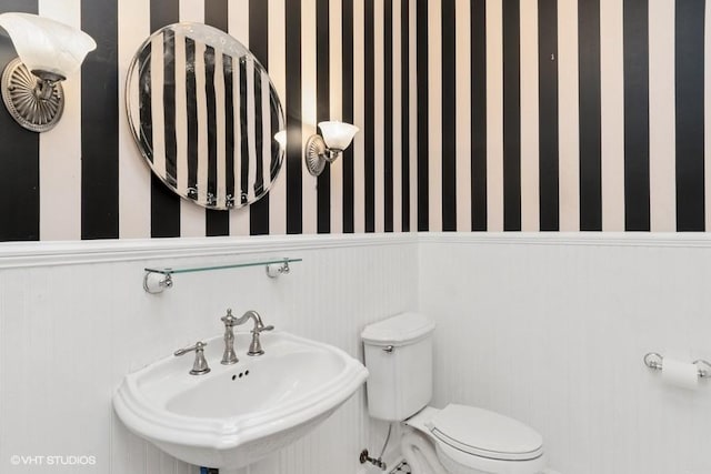 366 W Eggleston Ave, Elmhurst, IL 60126 - bathroom featuring wainscoting and wallpapered walls