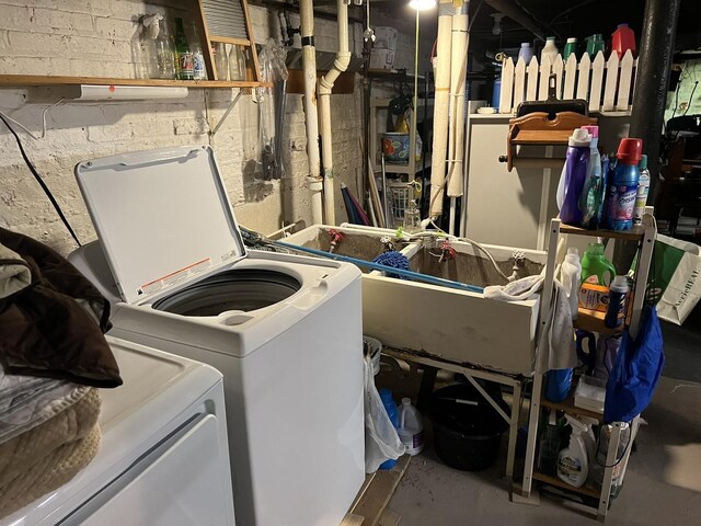 4721 W Warwick Ave, Chicago, IL 60641 - laundry room featuring separate washer and dryer