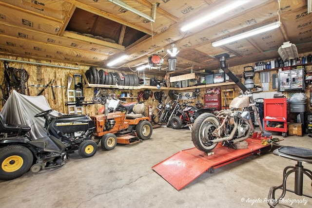 2514 Cuhlman Rd, Mchenry, IL 60051 - garage featuring a workshop area