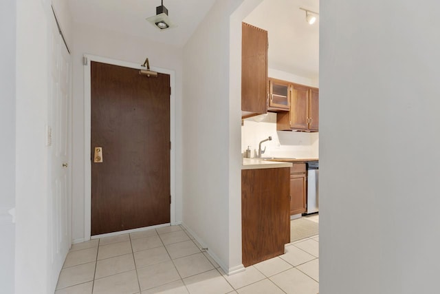 850 Wellington Ave Unit 311, Elk Grove Village, IL 60007 - hallway featuring a sink and light tile patterned flooring