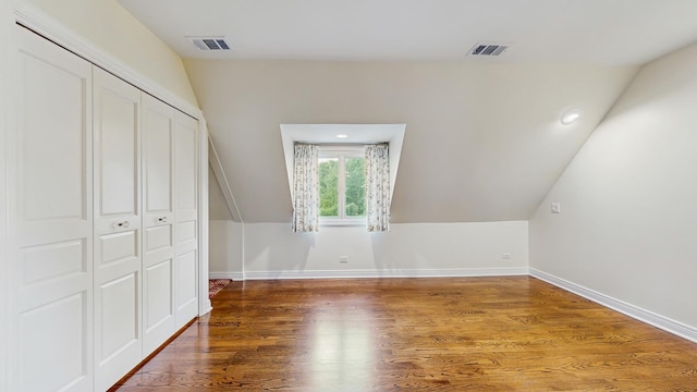 570 Hathaway Cir, Lake Forest, IL 60045 - bonus room with vaulted ceiling and wood finished floors