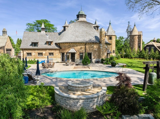 570 Hathaway Cir, Lake Forest, IL 60045 - swimming pool with a patio area