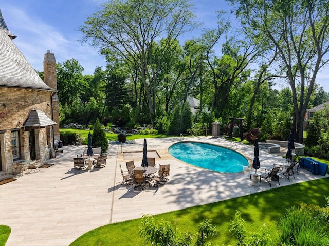 570 Hathaway Cir, Lake Forest, IL 60045 - swimming pool featuring a patio area and a yard