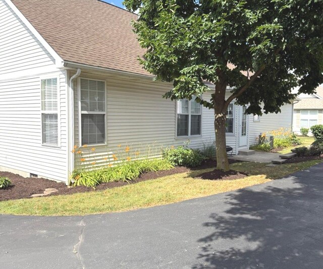 1711 Devonshire Ln, Shorewood, IL 60404 - view of side of property featuring a shingled roof