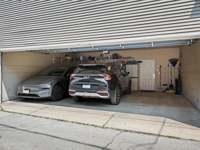 1541 W Montana St Unit 2, Chicago, IL 60614 - garage with driveway