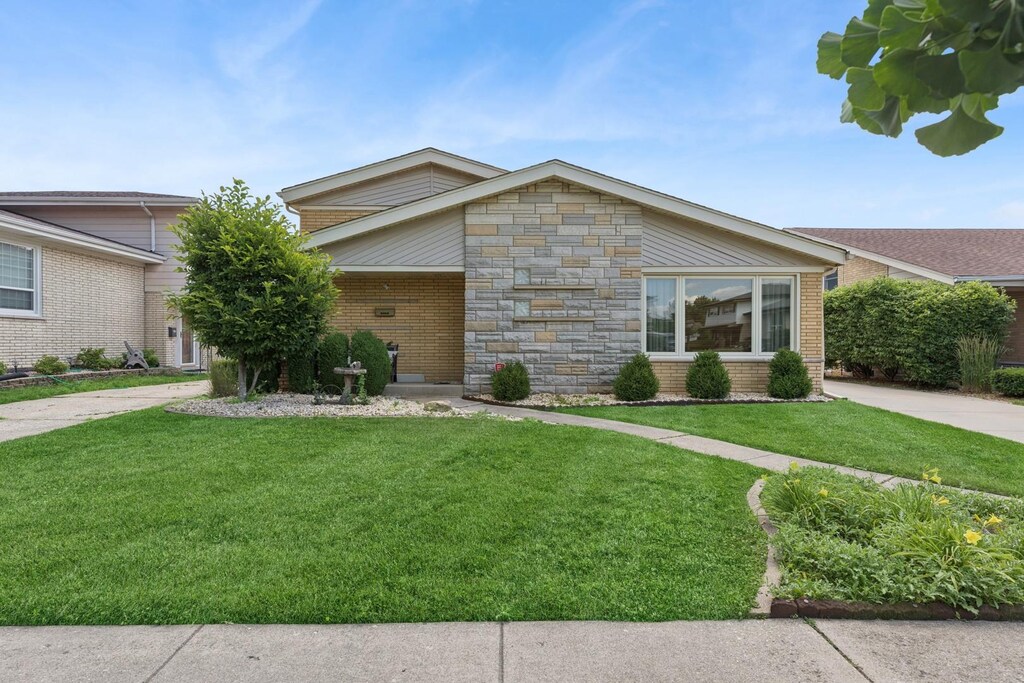 10721 S Kolmar Ave, Oak Lawn, IL 60453 - photo 1