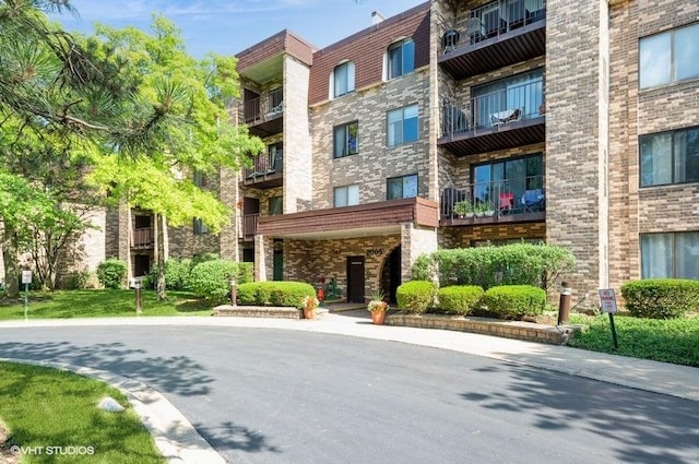 2005 Valencia Dr Unit 301, Northbrook, IL 60062 - view of apartment building / complex