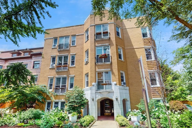 225 N Grove Ave Unit 2, Oak Park, IL 60302 - photo 1