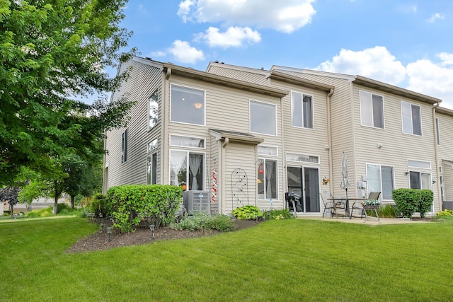 1934 Stoneheather Ave, Aurora, IL 60503 - back of house with a lawn