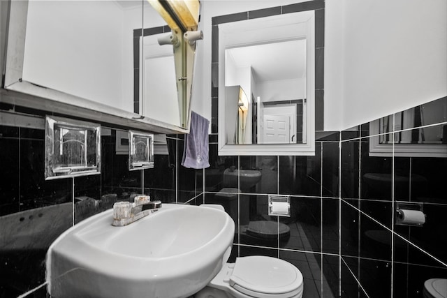 2837 W Coyle Ave, Chicago, IL 60645 - bathroom with toilet and a sink