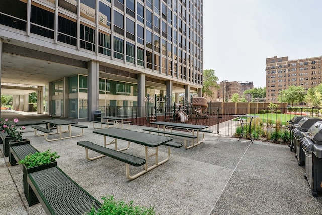 330 W Diversey Pkwy Unit 1606, Chicago, IL 60657 - view of home's community featuring a patio area