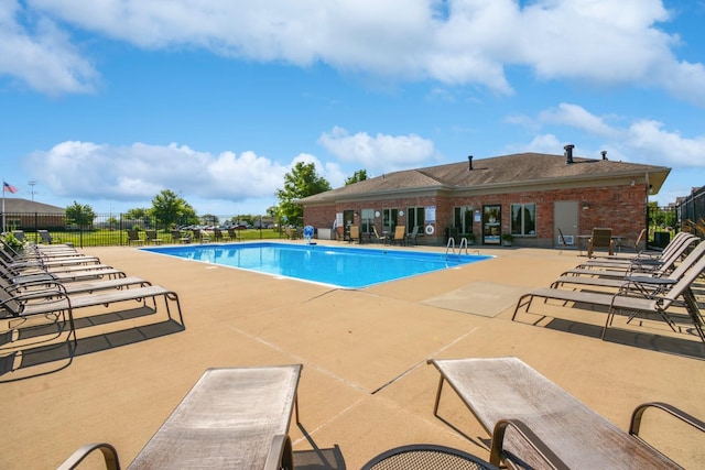 1723 Glenbridge Rd, Bloomington, IL 61704 - community pool with a patio