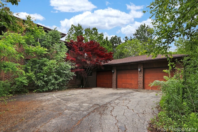 2 Windsor Ct, South Barrington, IL 60010 - garage featuring asphalt driveway